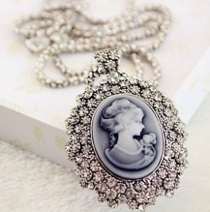 AMDXD Jewelry Stainless Steel Necklaces for Women Elegant Retro Queen Portrait Pendant Necklace Vintage
